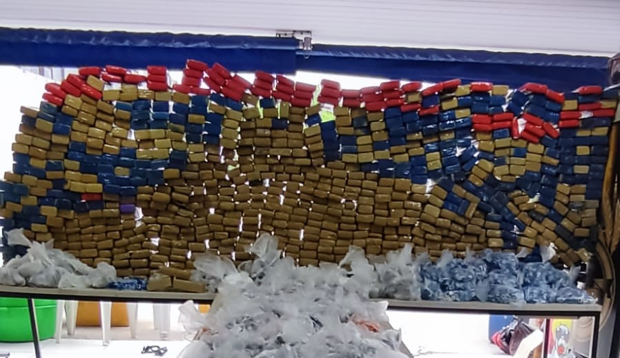 A polícia prendeu quatro homens por tráfico de drogas na segunda-feira (14), no Jardim dos Manacás, em Carapicuíba, Grande São Paulo.