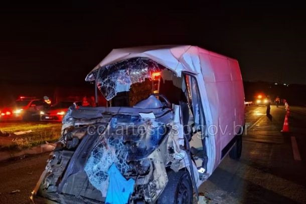 Acidente entre carreta e van deixa dois mortos na Rodovia do Açúcar em Rio das Pedras