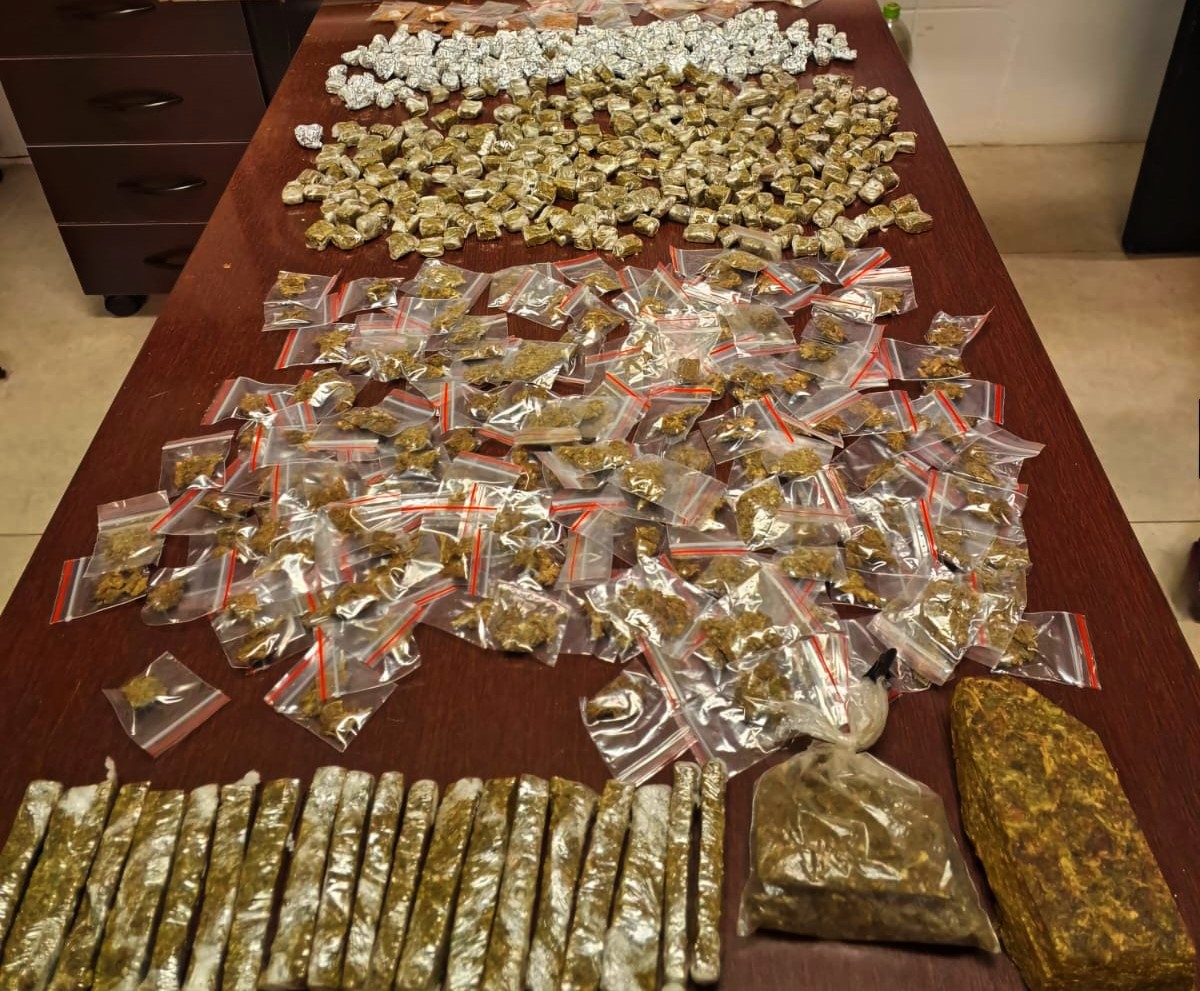 Apoio Tático apreende 627 porções de drogas no Romano