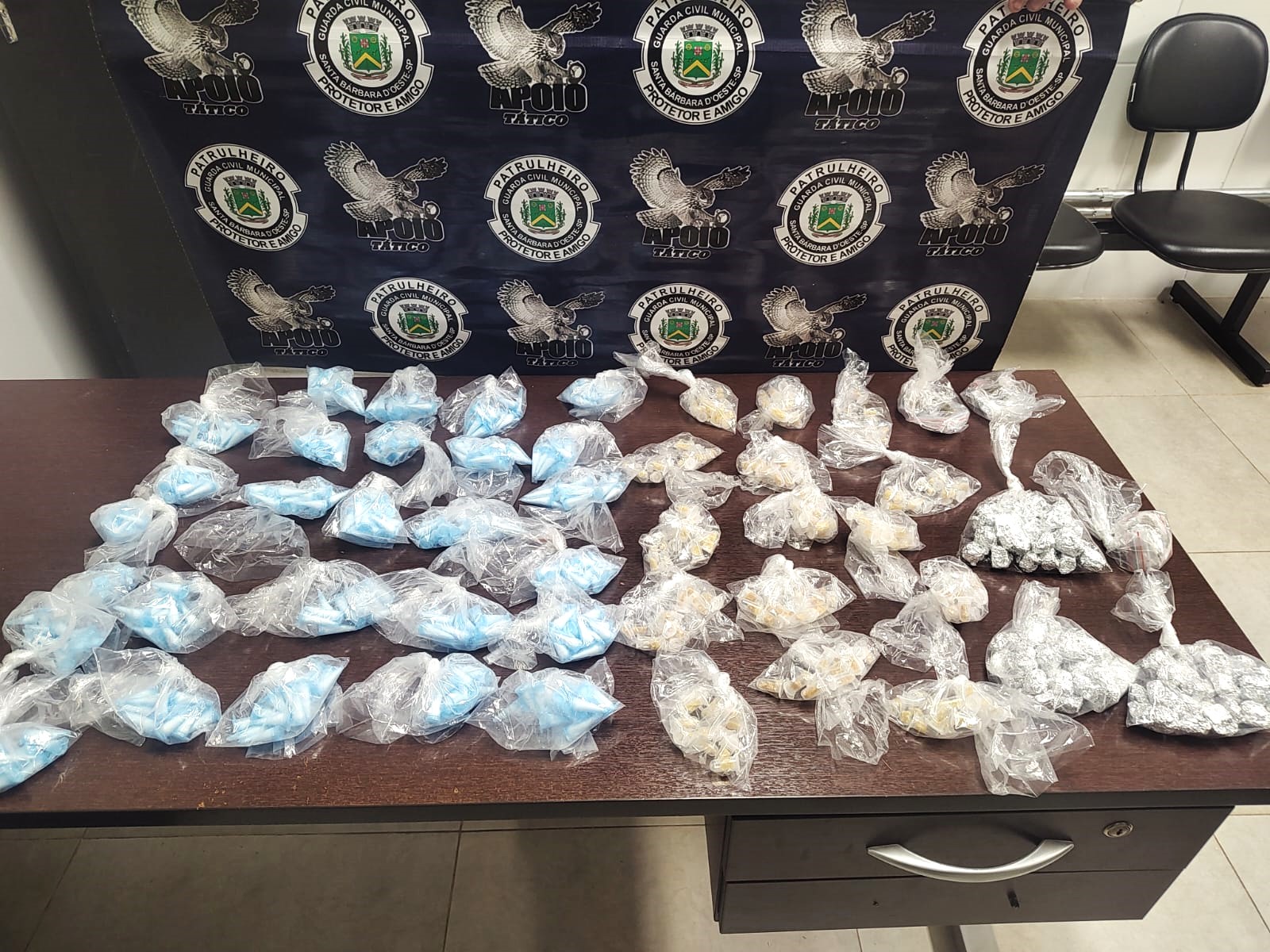 Apoio Tático prende traficante com mala de drogas em S. Bárbara