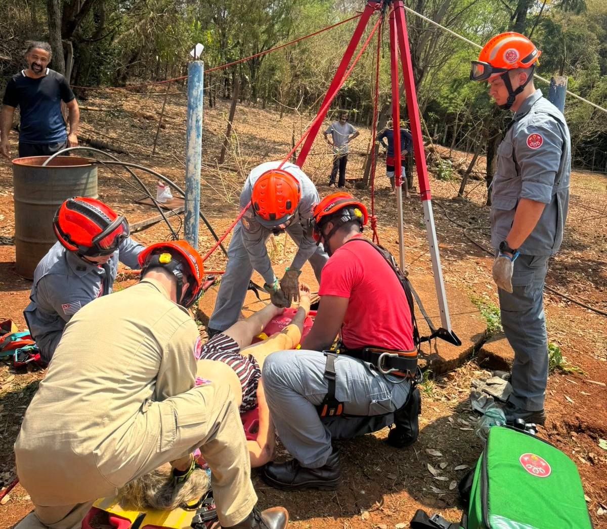 Bombeiros resgatam idosa que caiu dentro de poço em Nova Odessa