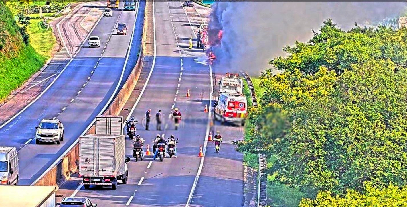 Caminhão carregado com madeira pega fogo e interdita Anhanguera em Vinhedo