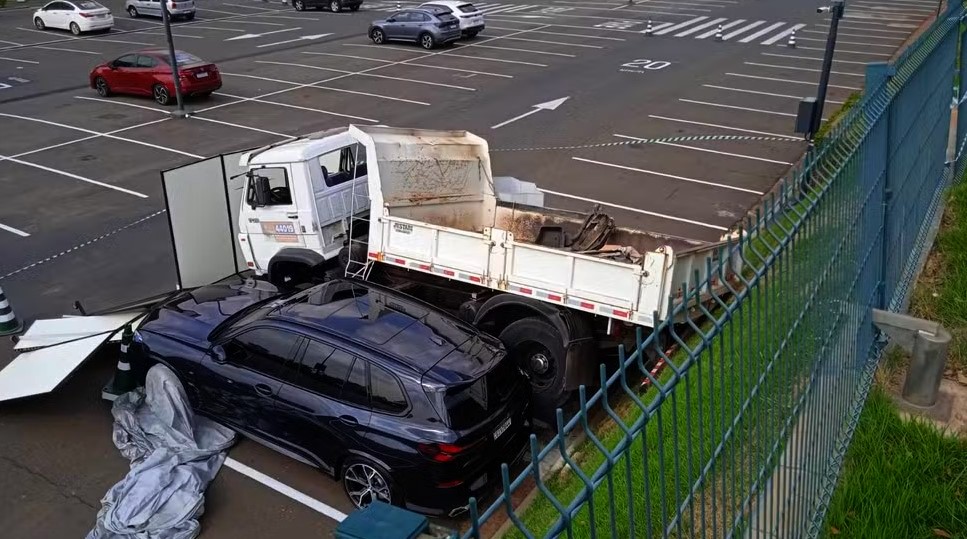 Caminhão sem motorista invade estacionamento de shopping e atinge BMW em Campinas
