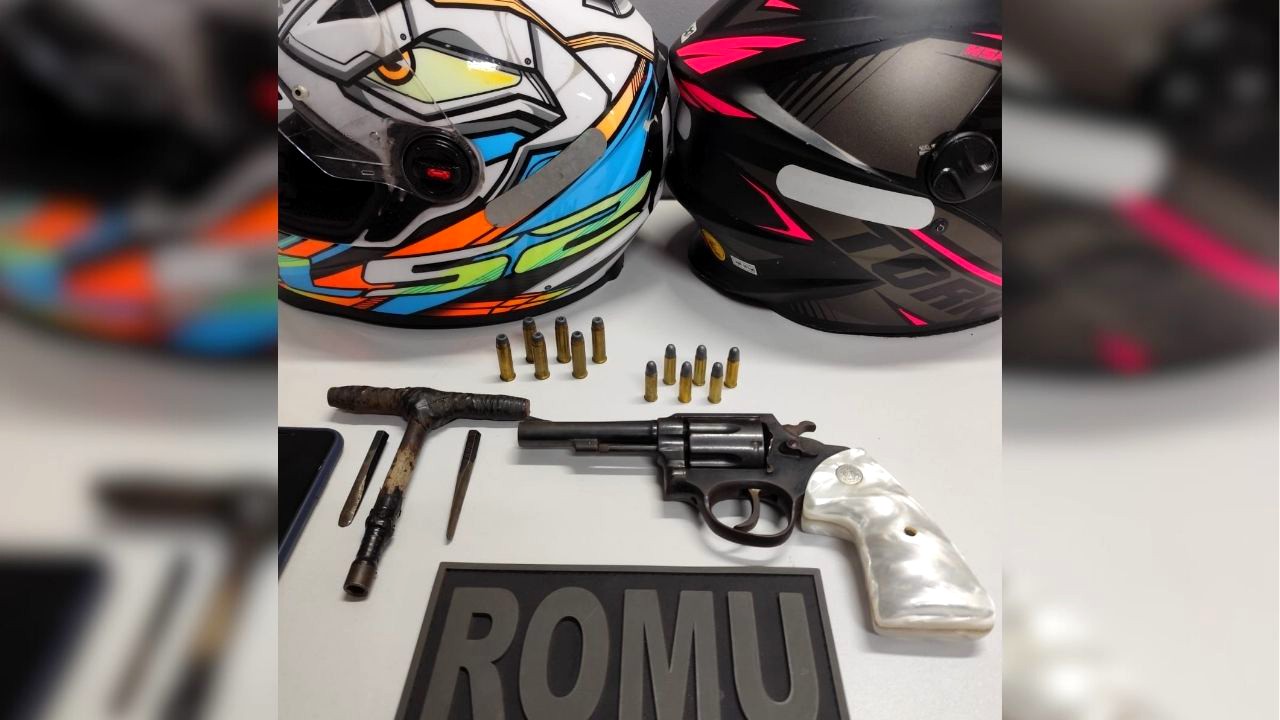 Dupla é detida com revólver e moto adulterada em Mogi Mirim