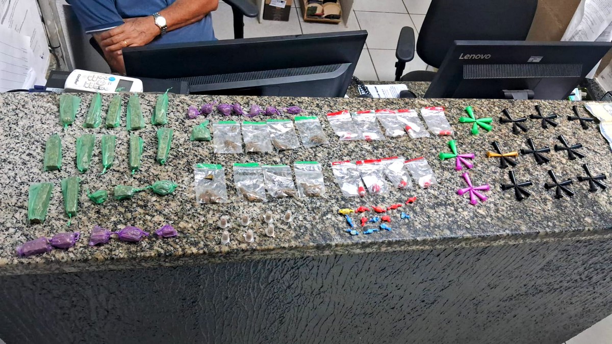 GCM apreende sacola com 124 porções de drogas em Santo Antônio de Posse