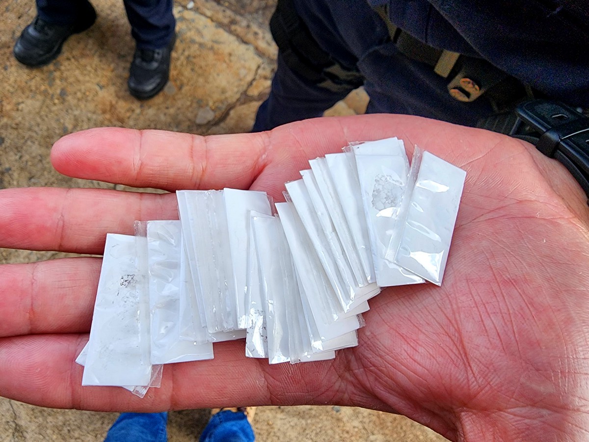 GCM de Limeira apreende drogas escondidas atrás da placa de veículo no bairro Belinha Ometto