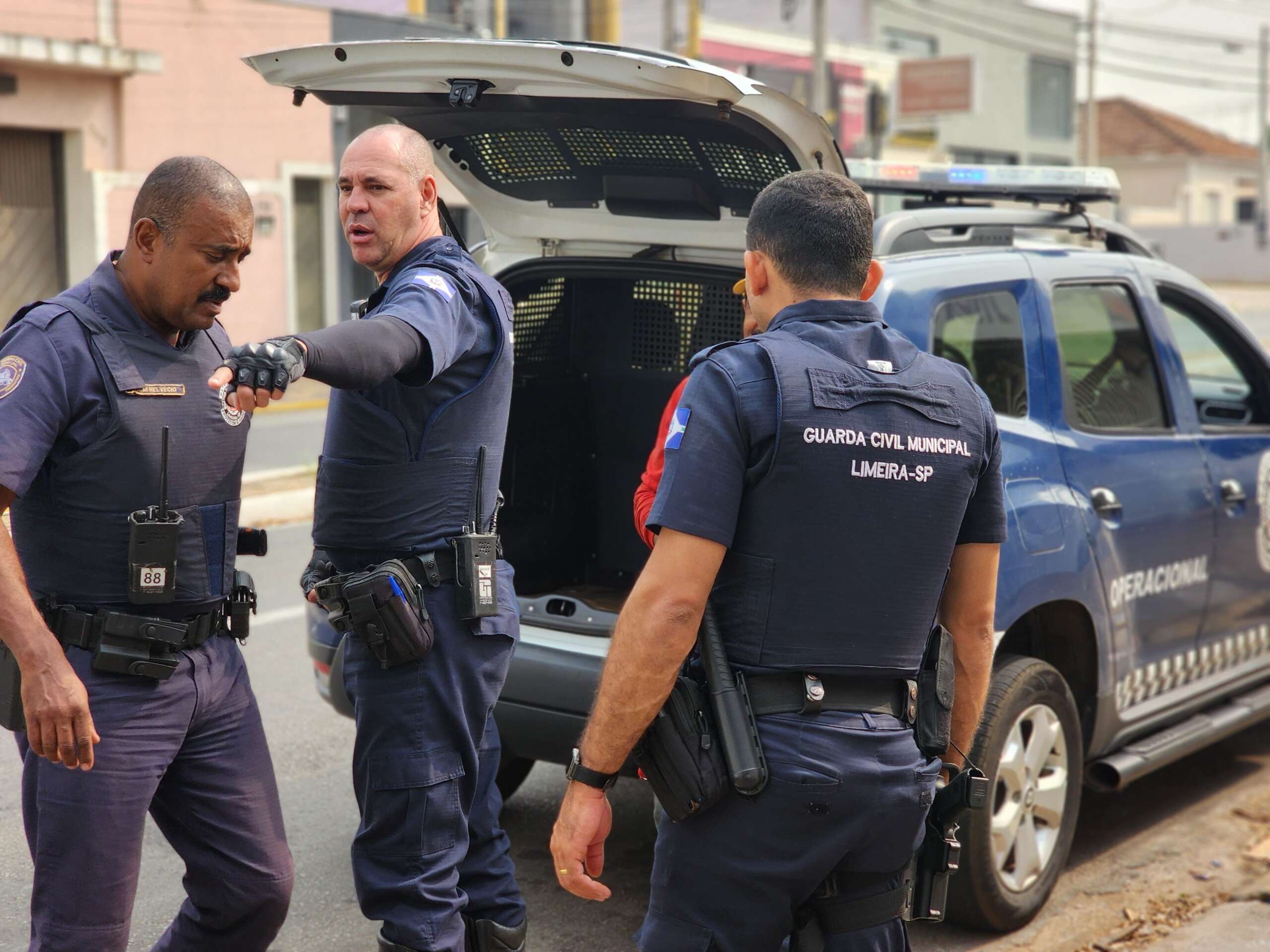 GCM de Limeira realiza apreensões simultâneas de procurados pela Justiça