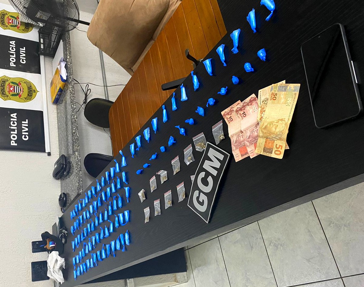 GCM de Nova Odessa flagra traficante com 110 porções de drogas dentro de veículo