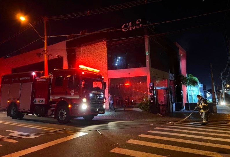 Incêndio atinge outlet no bairro Mollon em Santa Bárbara