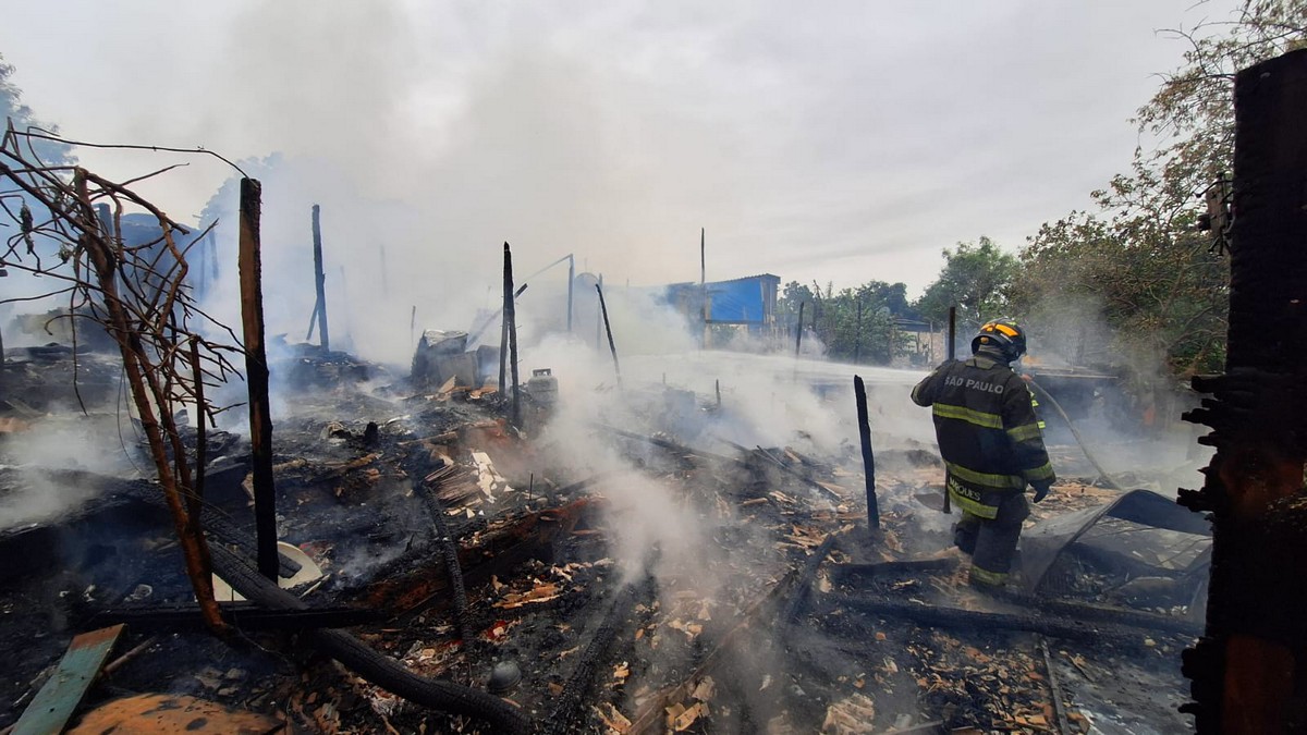 Incêndio destrói cinco barracos na favela do Zincão em Americana