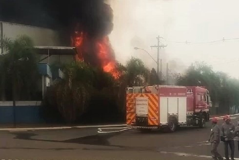 Incêndio destrói depósito de brinquedos em Piracicaba