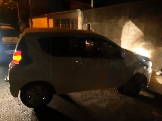 Ladrão rouba carro e bate veículo contra muro de residência em Nova Odessa