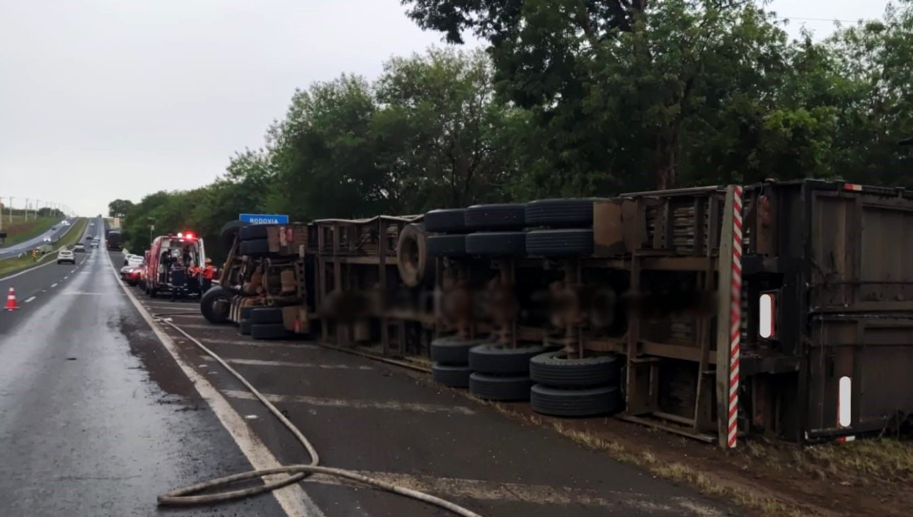 Motorista morre após tombamento de caminhão em rodovia de Rio das Pedras