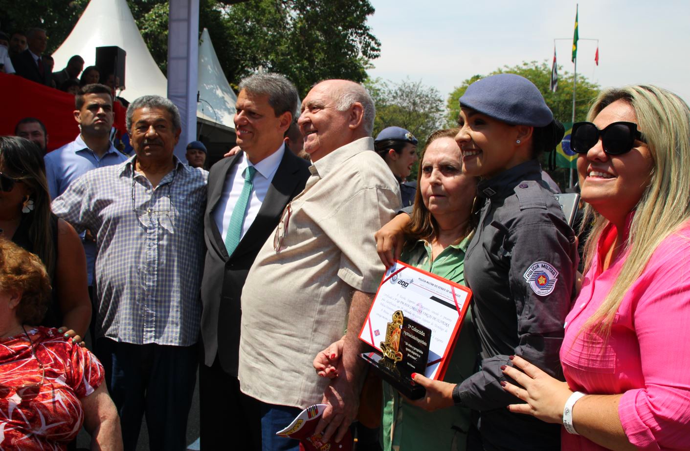 Mulher se forma em 1º lugar em nova turma de sargentos da PM