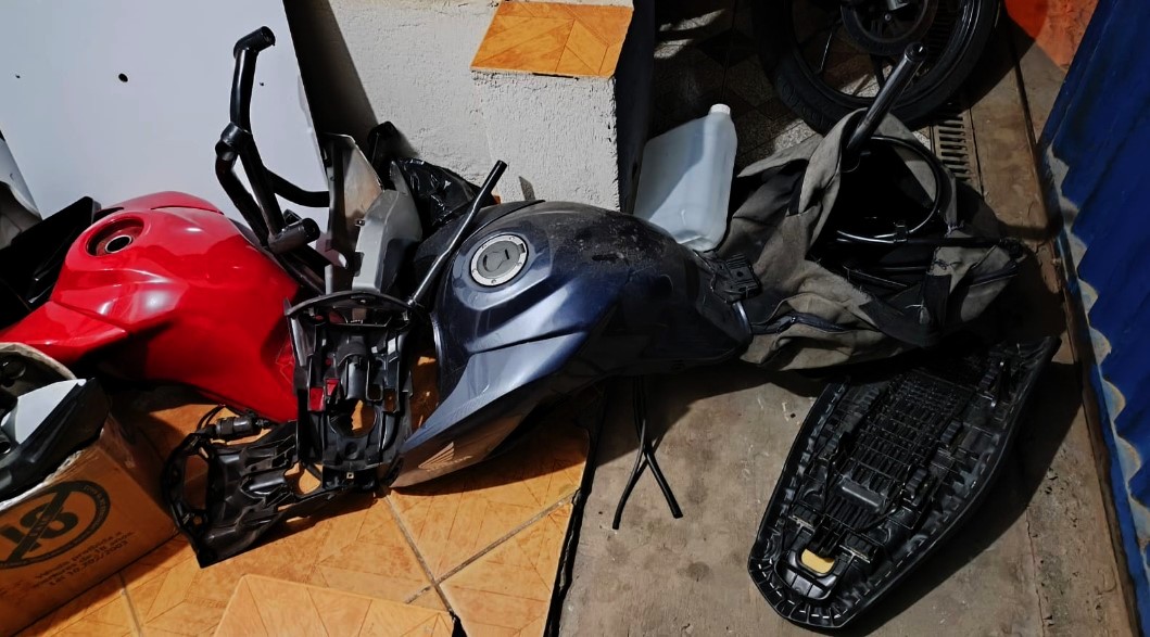 PM encontra desmanche após homem deixar peças de motos caírem de mochila em Campinas