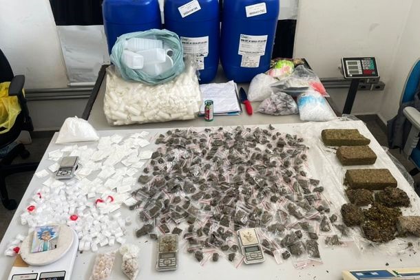 PM encontra ‘casa bomba’ e prende dupla envolvida com tráfico de drogas em Atibaia