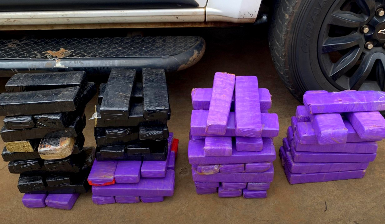 PM prende criminoso com tijolos de maconha em carro furtado em Sertãozinho