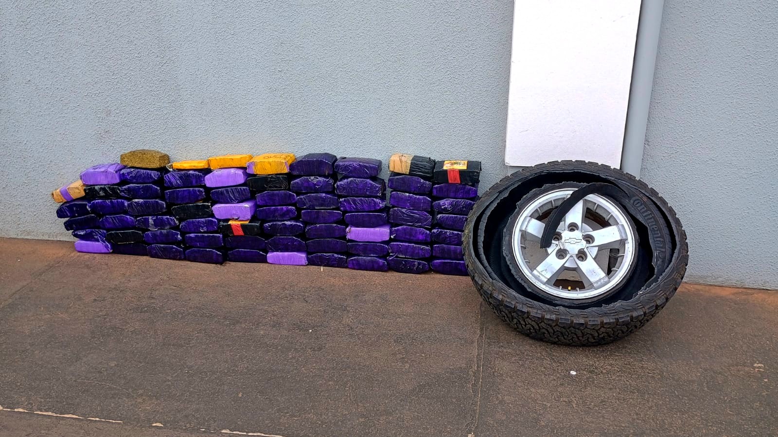 Polícia prende casal com 88 quilos de maconha dentro dos pneus de uma caminhonete