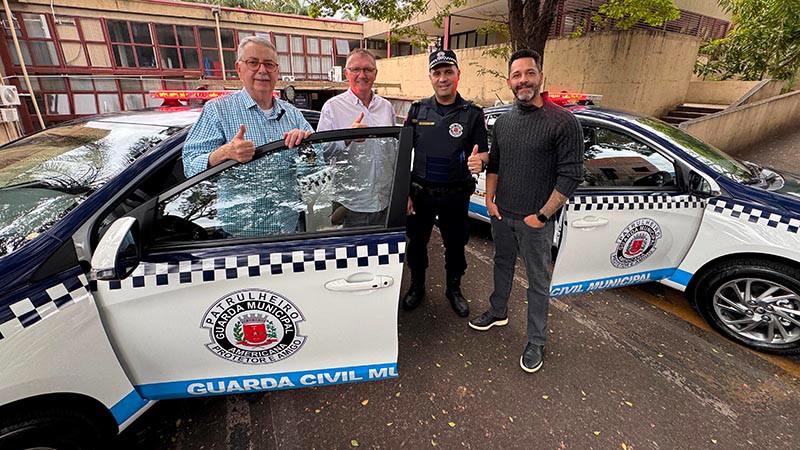 Prefeito Chico entrega duas novas viaturas à Guarda Municipal