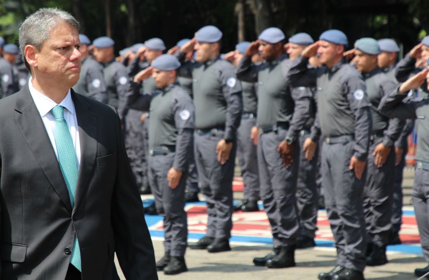 A Polícia Militar formou 592 novos sargentos nesta sexta-feira (17) em uma solenidade na Escola Superior de Sargentos (ESSgt).