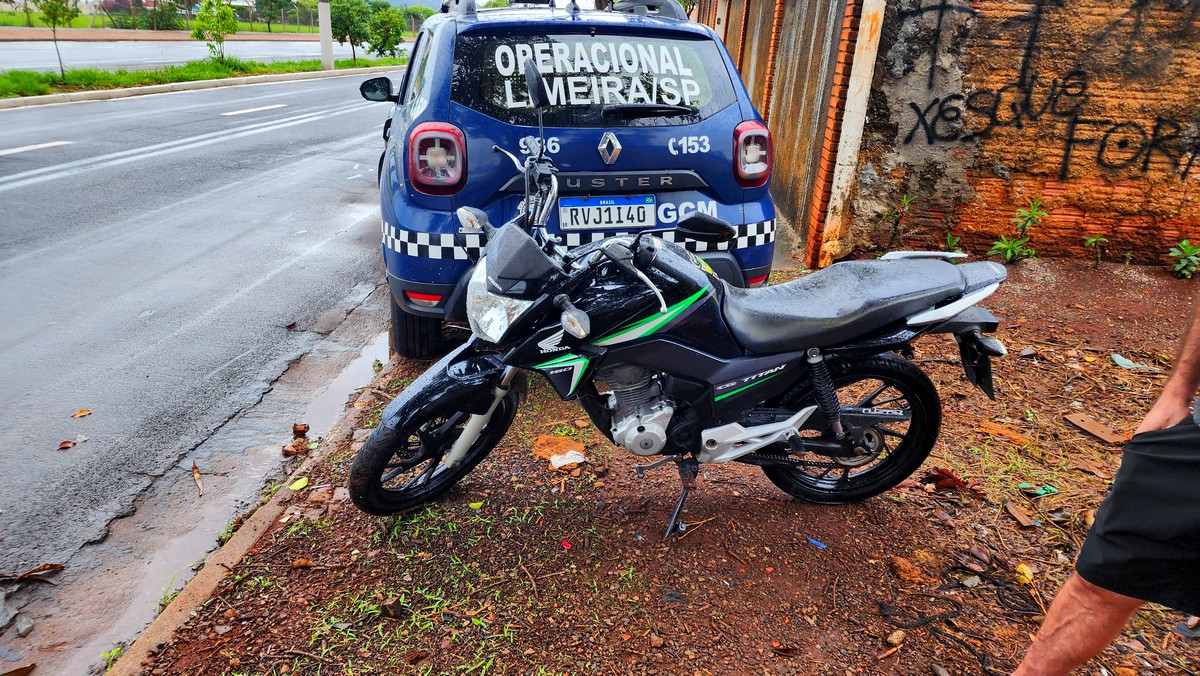 GCM encontra moto abandonada em terreno baldio após denúncia anônima