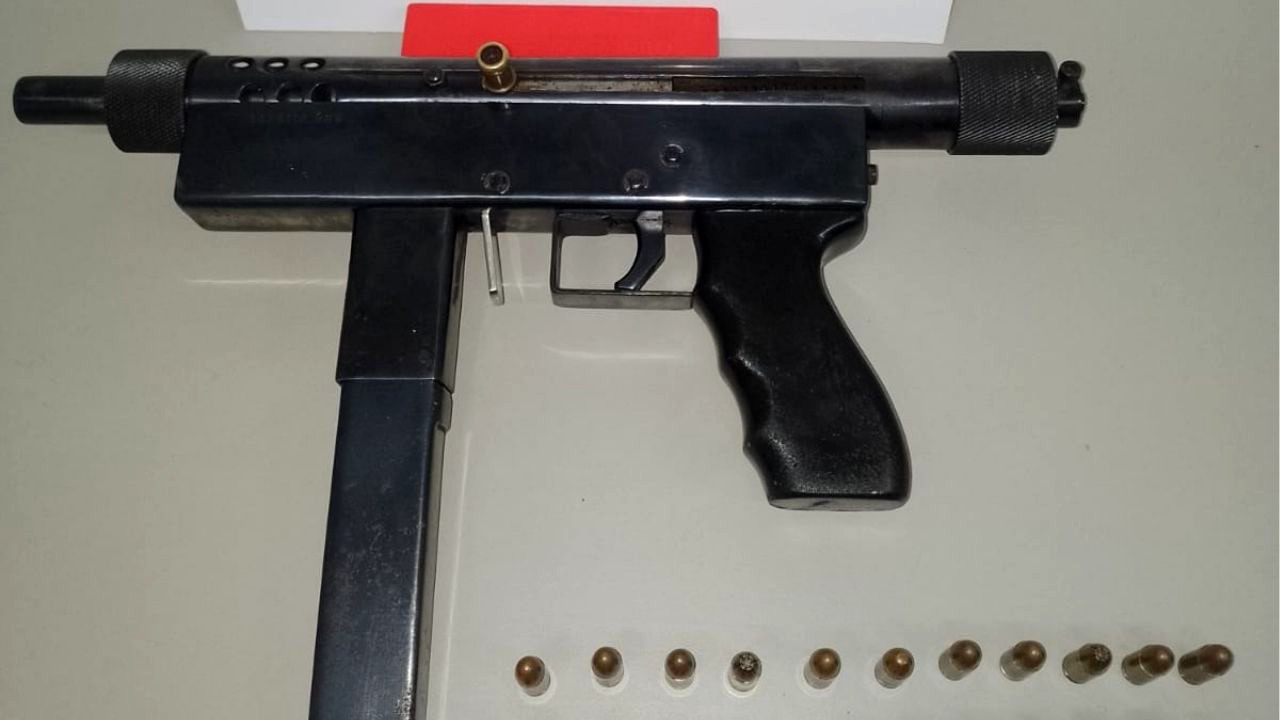 Homem é preso com submetralhadora e munições em residência de Araras