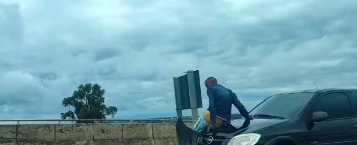 Homem se agarra ao capô do carro da ex e é arremessado na pista após acidente em Campinas