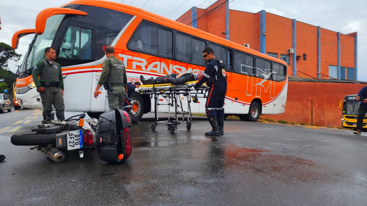Motociclista fica ferido após bater contra ônibus em avenida de Limeira