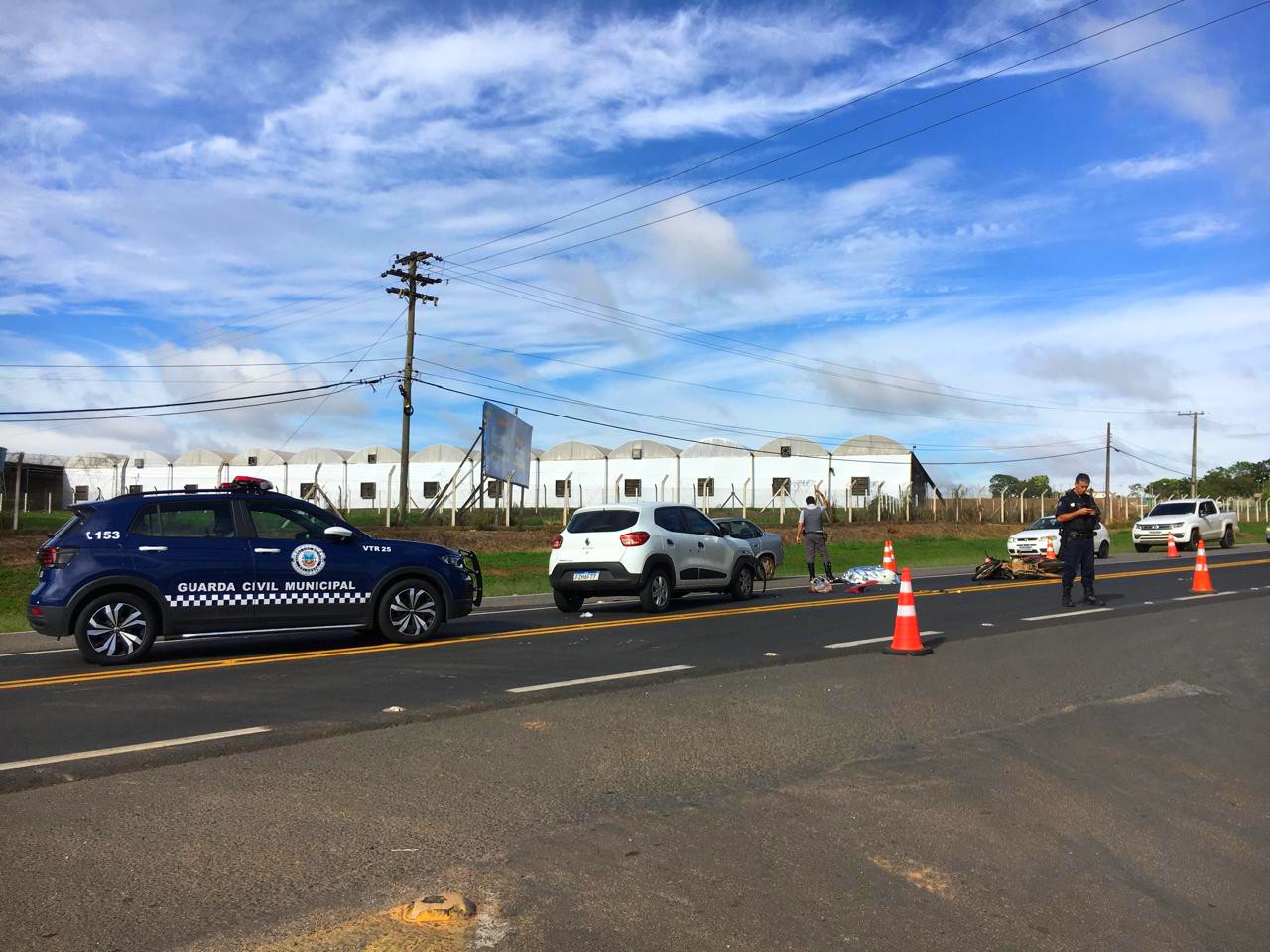 Mulher morre após bater moto contra carro a caminho do trabalho em Holambra