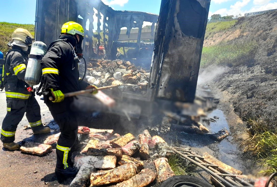 Pane elétrica causa incêndio e destrói furgão carregado com carnes em Campinas