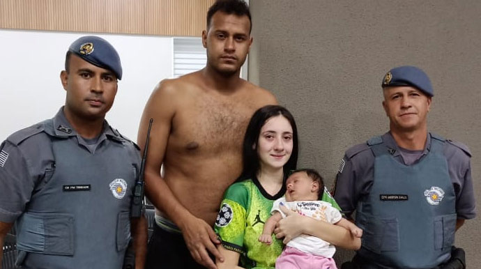 Policiais militares salvam bebê engasgado em Palmital (Foto: PMESP)