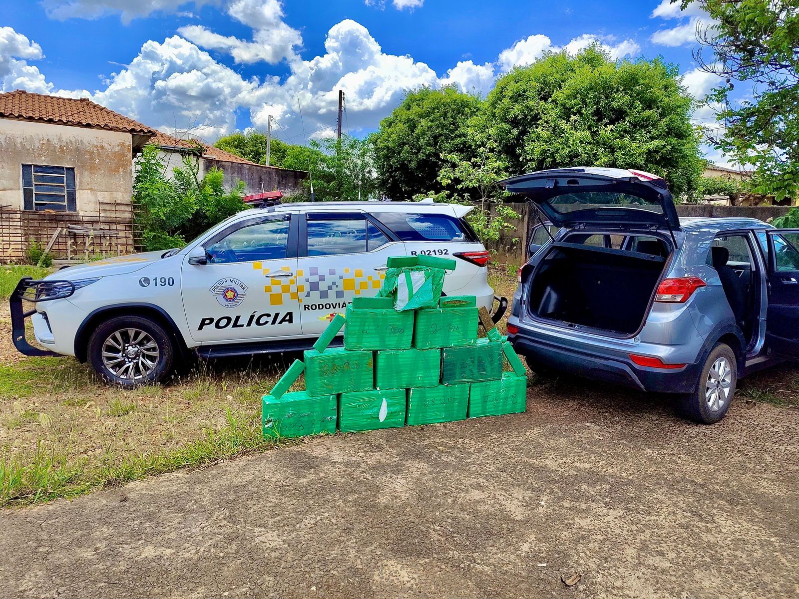 Polícia Rodoviária apreende 250 kg de maconha em veículo roubado durante Operação Impacto (Foto: PMRv/PMESP)