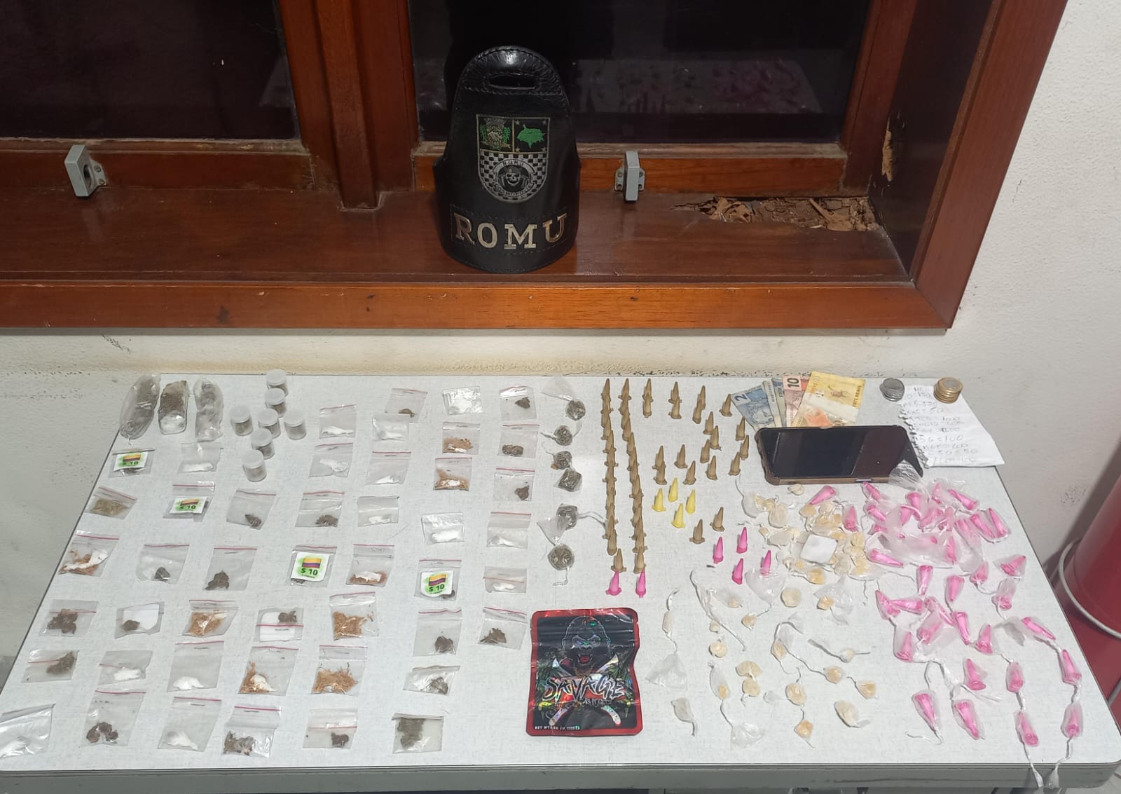 Guarda de Cosmópolis apreende drogas e dinheiro em ação de combate ao tráfico (Foto: ROMU/Cosmópolis)