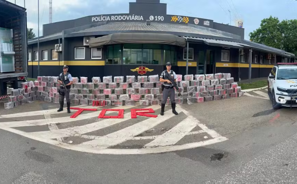 Polícia Rodoviária apreende 1,5 tonelada de drogas em caminhão (Foto: 5ª BPRv)