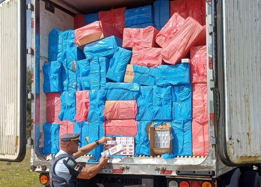 Carreta com 1 milhão de maços de cigarros é apreendida em Sorocaba (Foto: 5º BPRv)