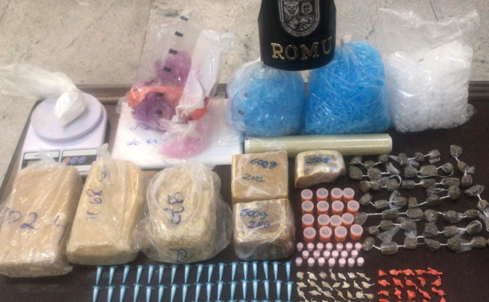 Romu e Canil da GCM apreendem mais de 4 quilos de drogas em barraco no Parque da Liberdade (Foto: GCM/Americana)