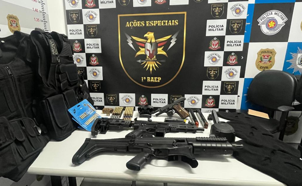 BAEP apreende armas em carro roubado em Campinas (Foto: 1º BAEP)