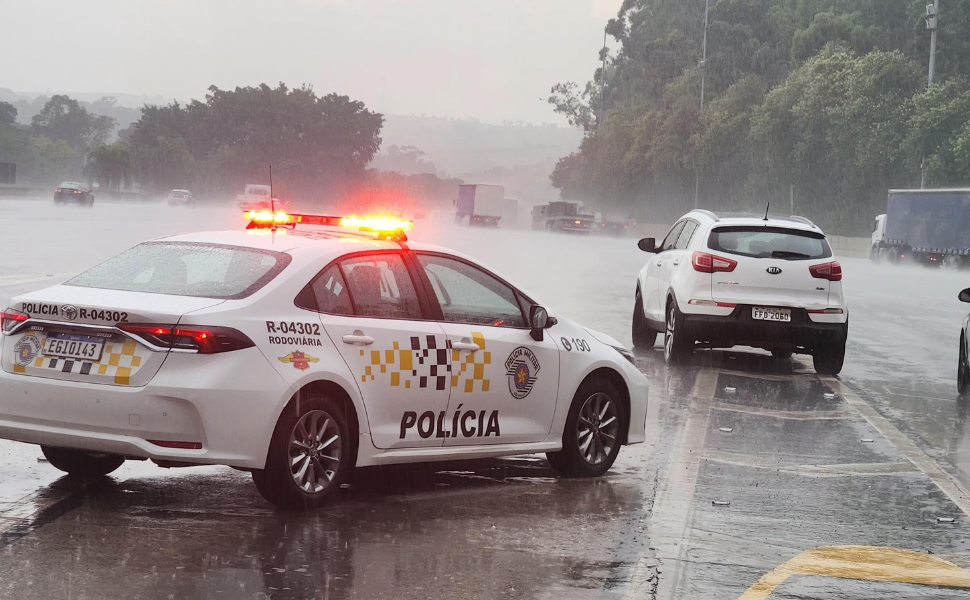 Veículo com 136 multas é apreendido na Rodovia dos Bandeirantes (Foto: 4º BPRv)