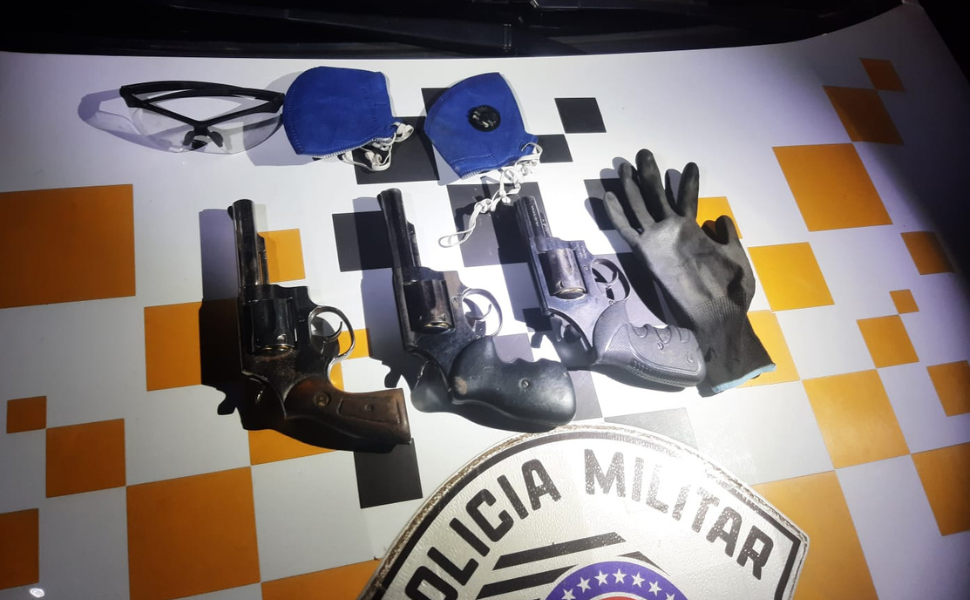 Indivíduo em livramento condicional é preso por porte ilegal de armas em Atibaia (Foto: 4º BPRv)