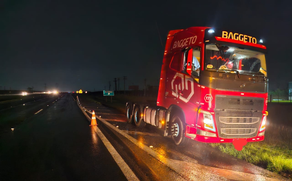 Caminhoneiro embriagado é preso após trafegar na contramão na Anhanguera (Foto: 4º BPRv)