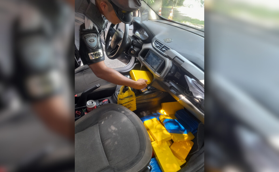 Mulher é presa com mais de 20 kg de pasta-base de cocaína na Rodovia Washington Luís (Foto: 3º BPRv)