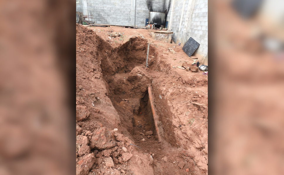 Bombeiros resgatam homem soterrado em obra em Nova Odessa (Foto: 16ºGB)