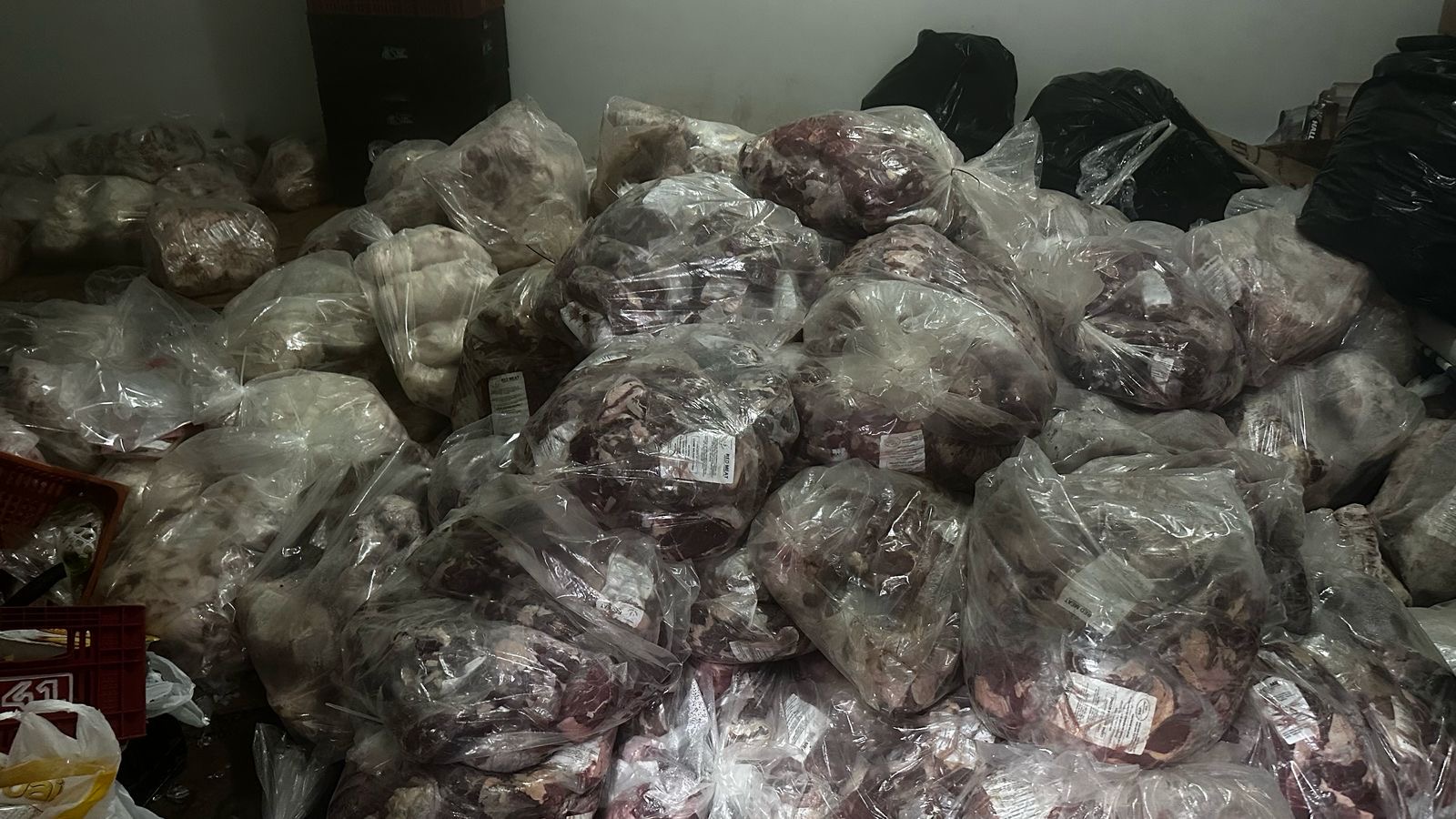 DISE fecha comércio em Americana por venda de carnes e laticínios vencidos (Foto: Policial Padrão)