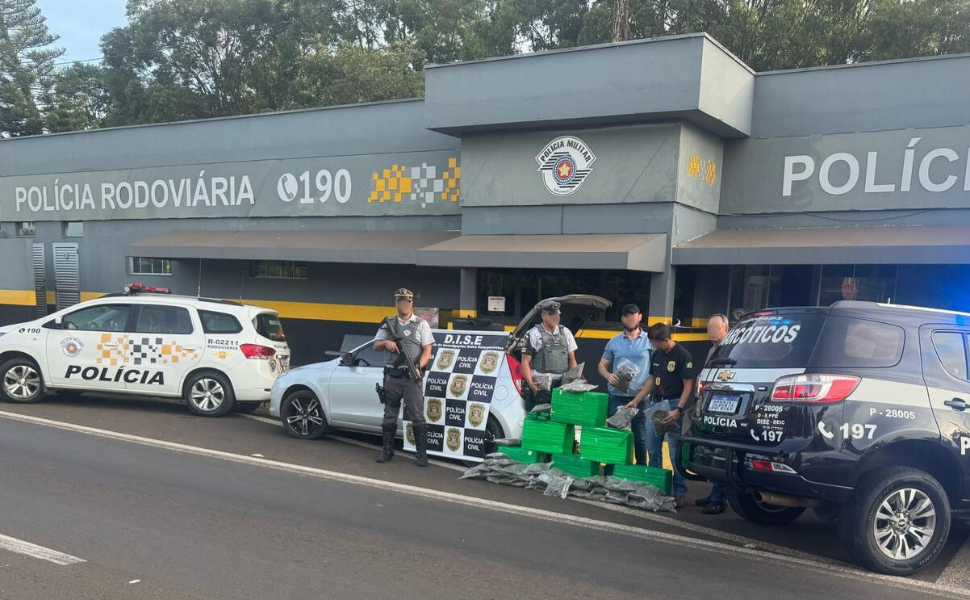 Mulher é presa com 175 kg de drogas durante operação em Penápolis (Foto: 2º BPRv)