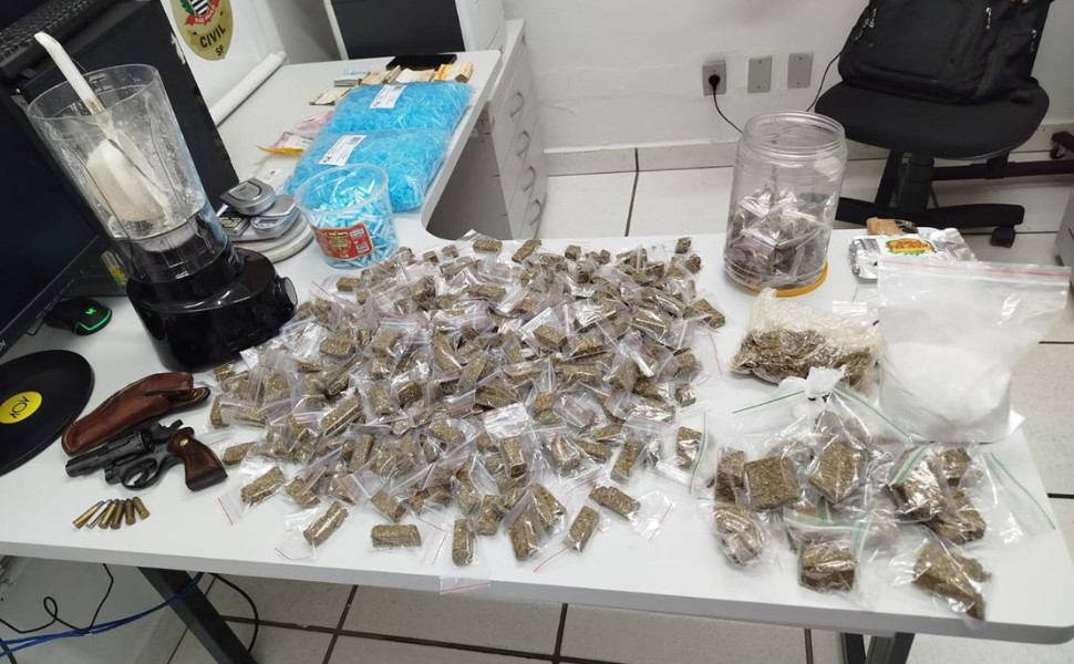 BAEP apreende drogas e revólver em operação no bairro Mãe Preta, em Rio Claro (Foto: 10º BAEP)