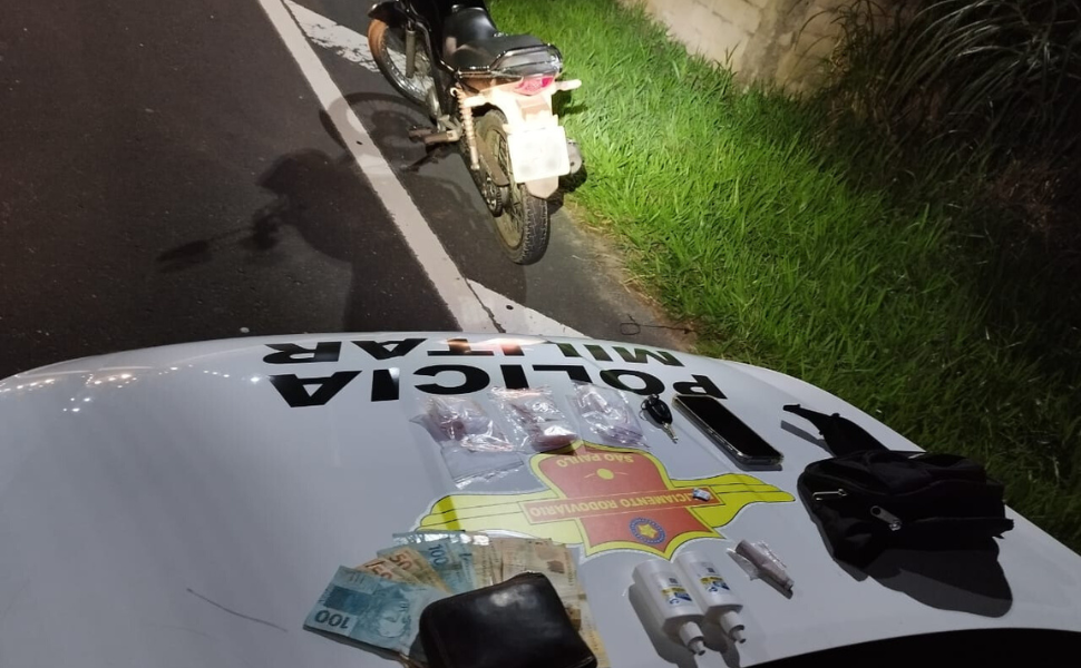 Polícia Rodoviária prende indivíduo com 81 papelotes de cocaína em Amparo (Foto: 4º BPRv)