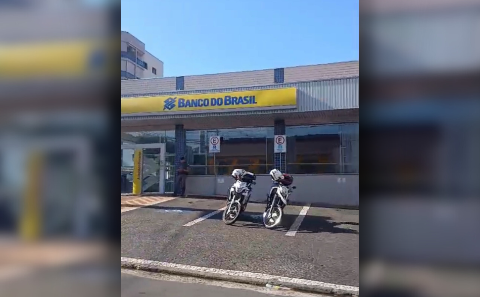 Agência bancária tem porta quebrada em Americana (Foto: Caio Lausi / Policial Padrão)