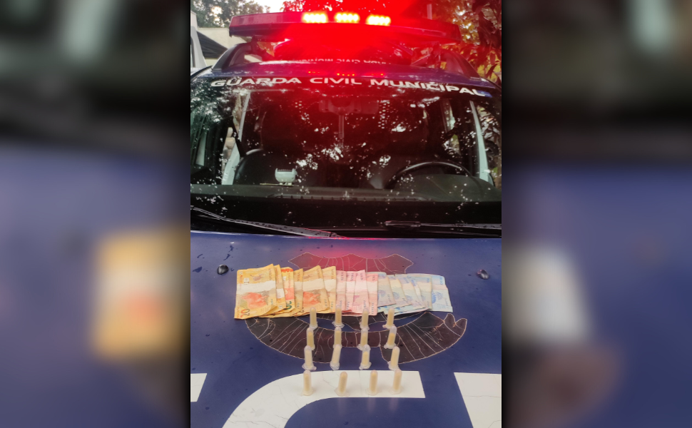 GCM encontrou 16 porções de cocaína escondidas em cano; adolescente tentou fugir e foi contido com uso progressivo da força (Foto: GCM/Itapira)