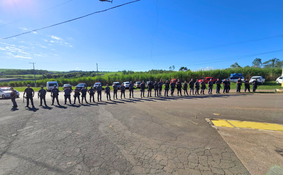PM dispersa integrantes do MST após invasão a terras da Usina São José em Piracicaba (Foto: 10º BPM/I)