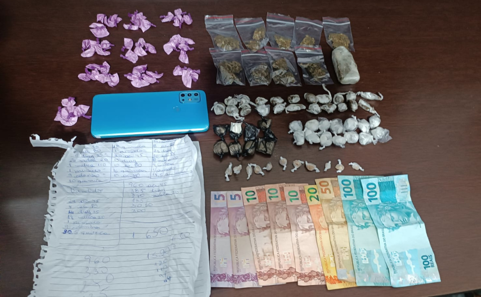 Mulher é presa por tráfico de drogas em residência de Hortolândia (Foto: 10º BAEP)